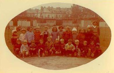 Przedszkolaki przed swojÄ siedzibÄ-lata 80-te.